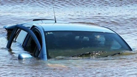 Авто вилетіло у річку: на Одещині рятувальники дістали машину з води - 285x160