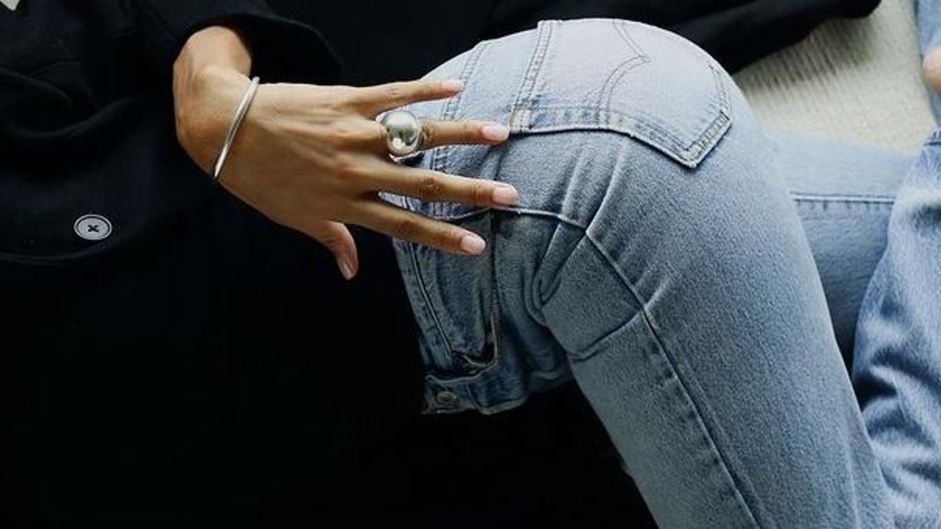Как носить узкие джинсы и выглядеть модно: топ-4 трендовых идеи - фото