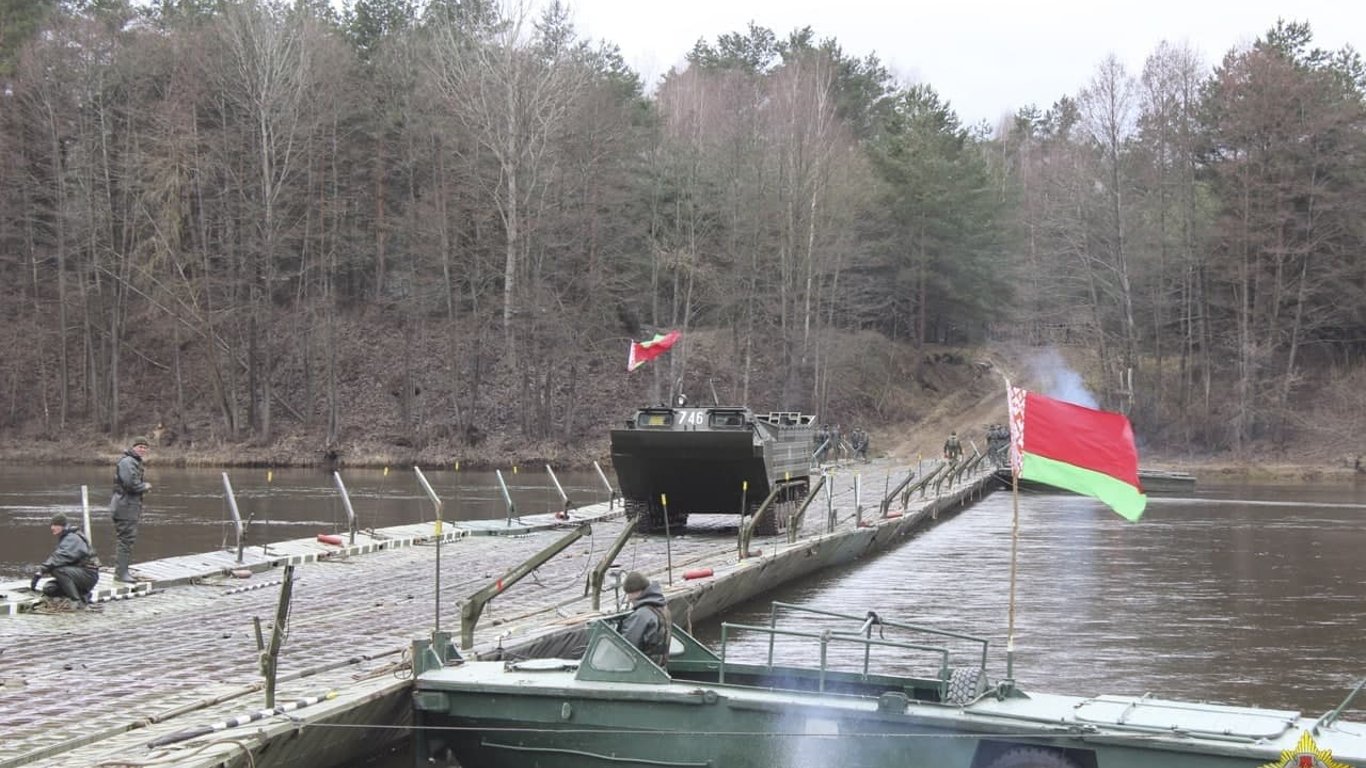 У Білорусі розгорнули понтонний міст через Прип'ять за 4 км від українського кордону, - ЗМІ