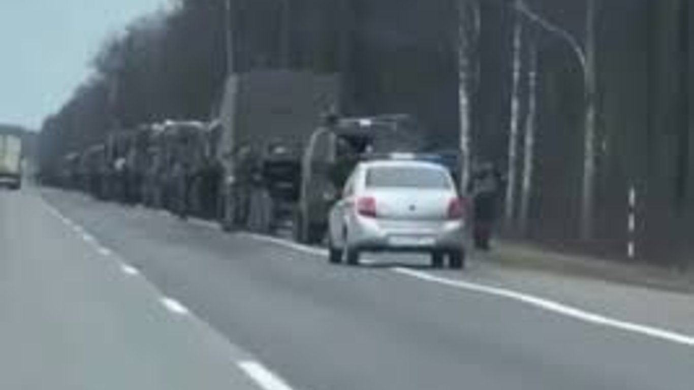 В Беларуси заметили колонну техники, которая двигается к границе с Украиной