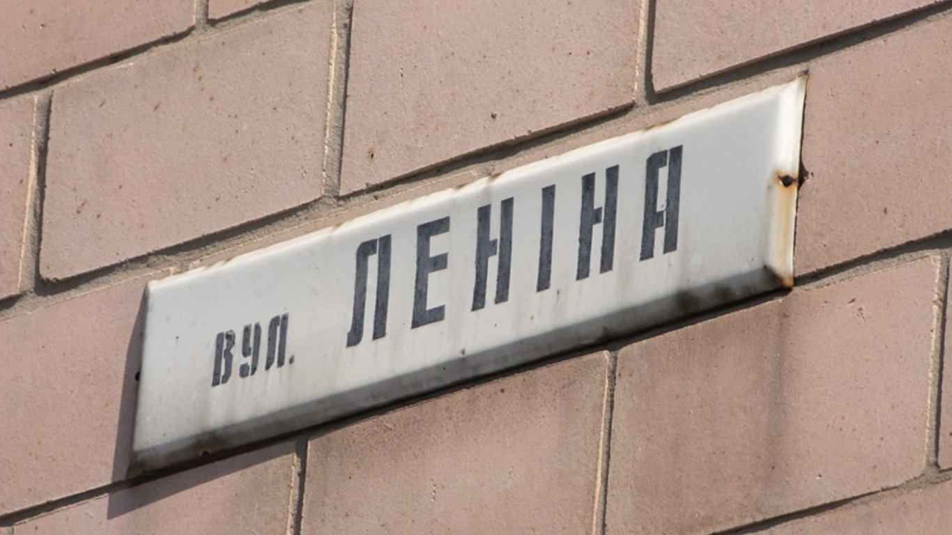 В Белгород-Днестровском демонтировали указатели со старыми названиями улиц