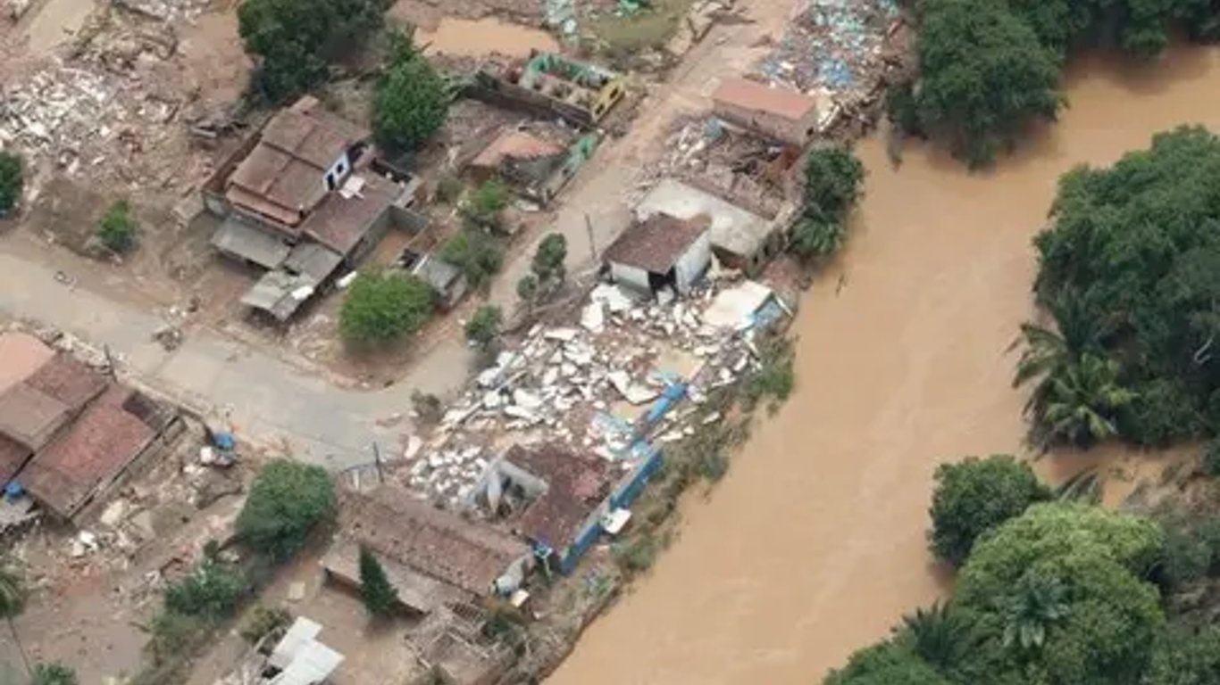 В Бразилии эвакуируют людей из-за наводнений - погибли до 17 человек - фото