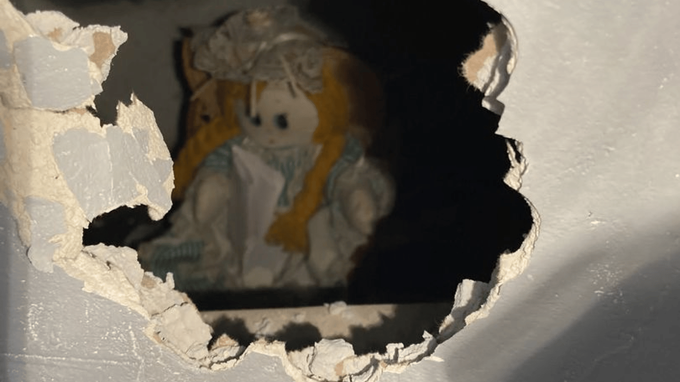 В Британии хозяин дома нашел жуткую куклу в стене с угрозами