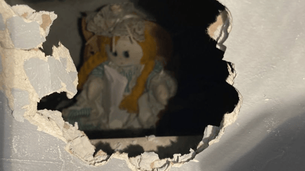 У Британії господар будинку знайшов моторошну ляльку, замуровану в стіні з лякаючим посланням. Фото - 285x160