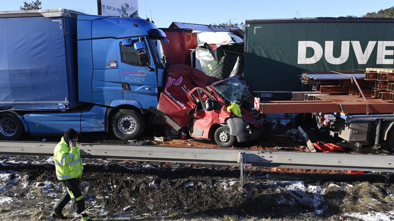 В Чехии в ДТП столкнулись 40 автомобилей - фото