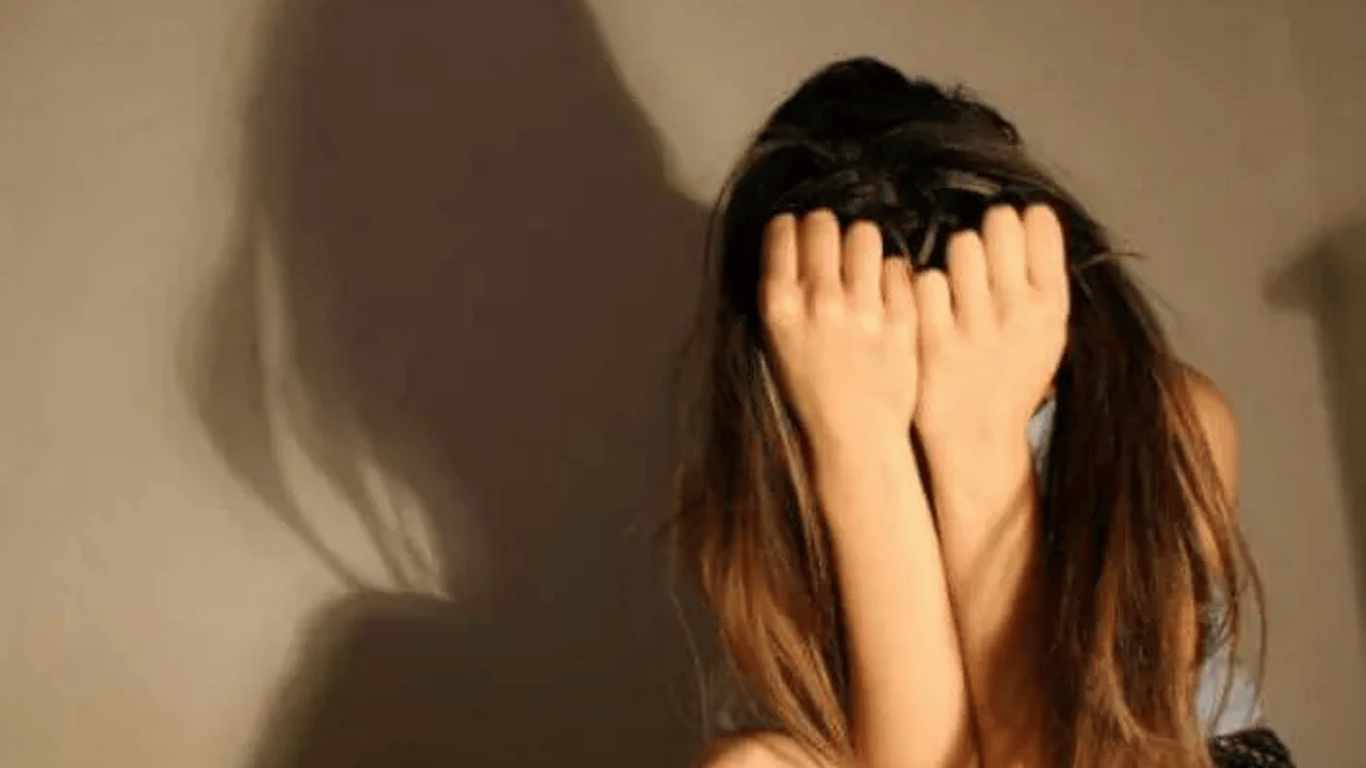 В Черкасской области мужчину подозревают в изнасиловании 12-летней названной дочери