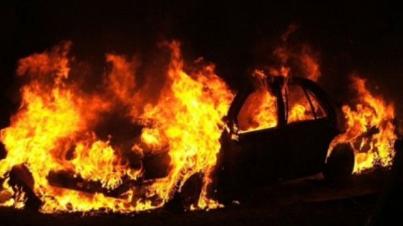У Чорноморську чоловік з пістолетом підпалив машину