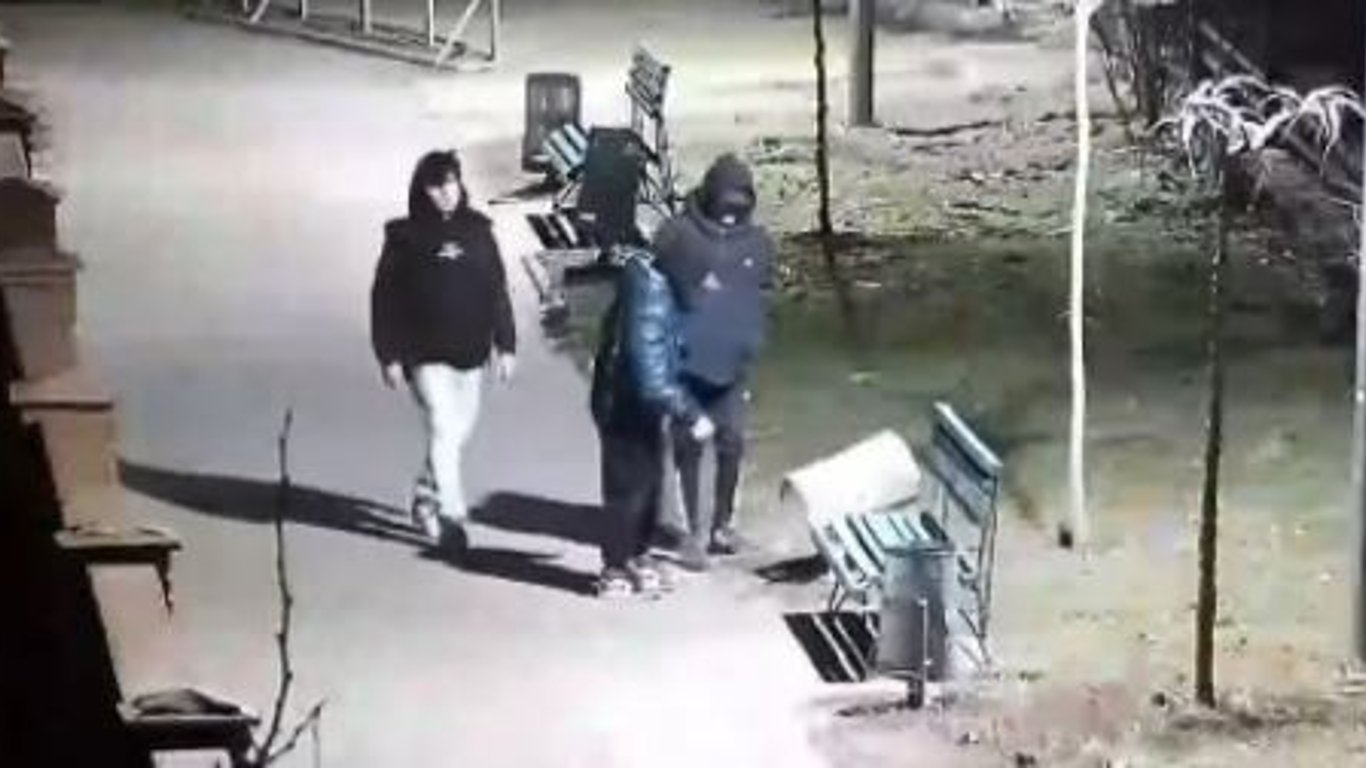 У Чорноморську затримали трьох підлітків, які трощили урни в парку