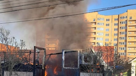 Огонь уничтожил фургон: в Черноморске тушили пожар в гараже. Фото - 285x160