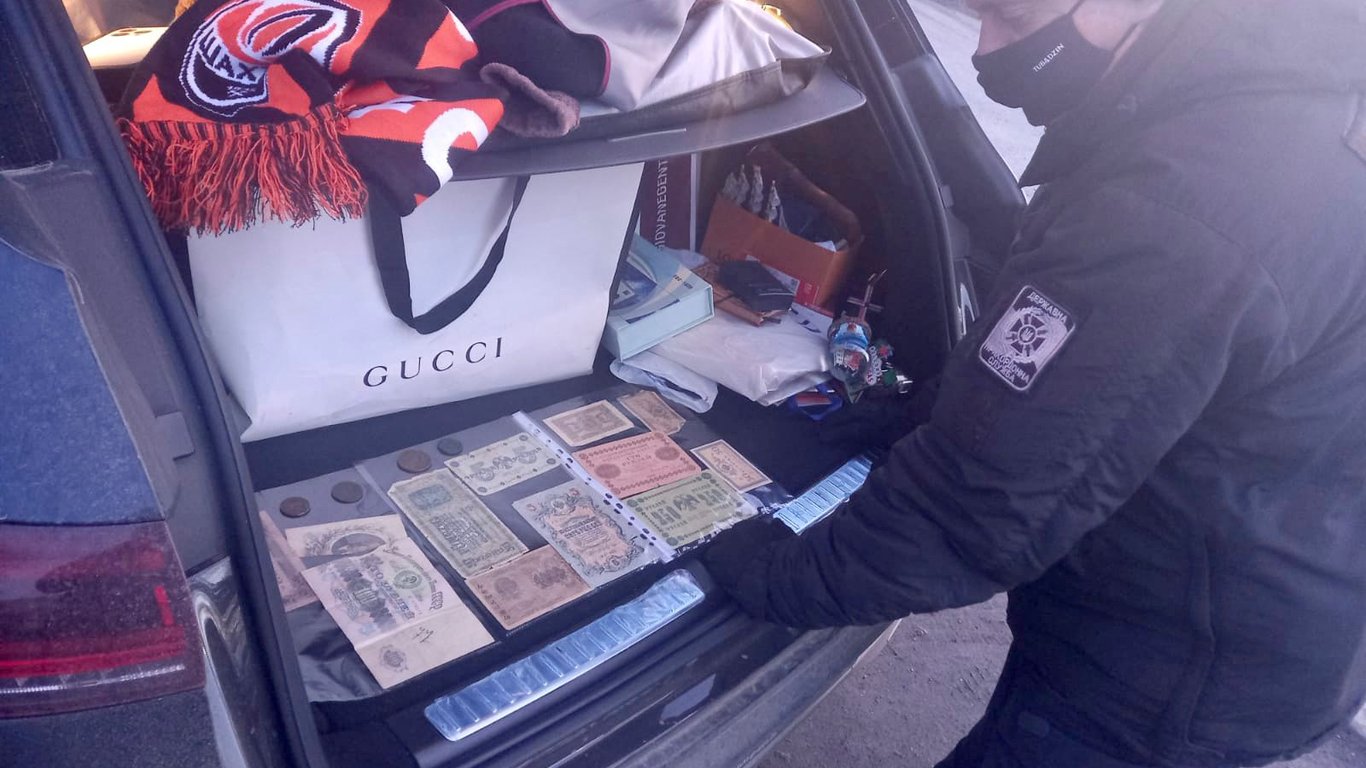 Через порт Черноморска гражданин Турции пытался вывезти старинные банкноты и монеты