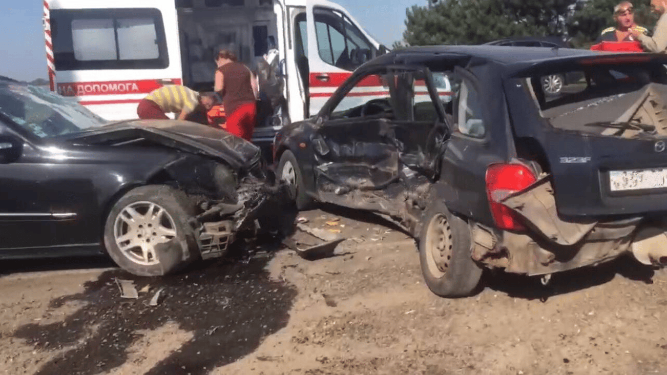 Під Чорноморськом зіткнулися мопед та автівки - один з водіїв у комі