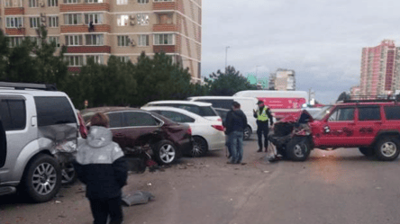 У Чорноморську підліток на авто протаранив шість машин. Фото, відео - 285x160