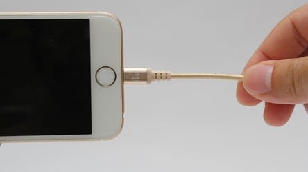 В ЄС хочуть запровадити єдиний роз’єм для зарядки смартфонів: більше всього постраждає Apple - 285x160