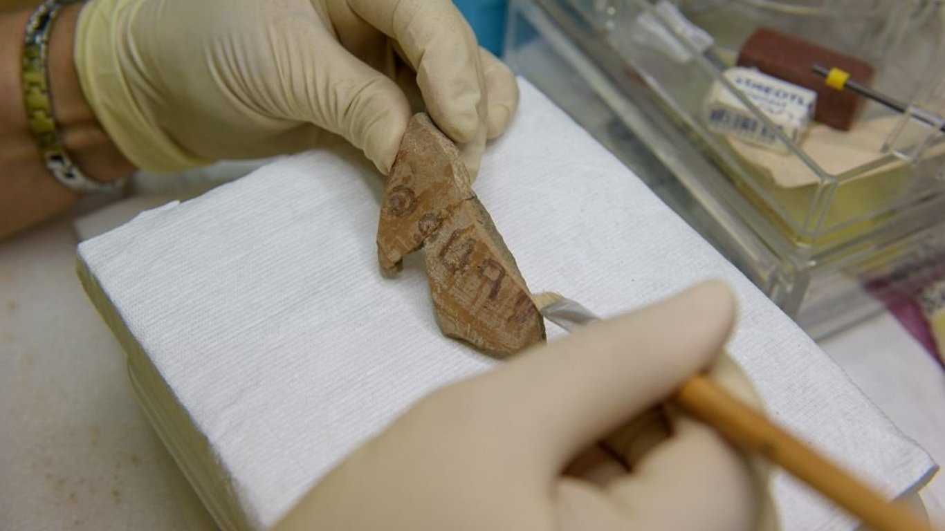 В Израиле археологи обнаружили древний посуду, с именем библейского героя