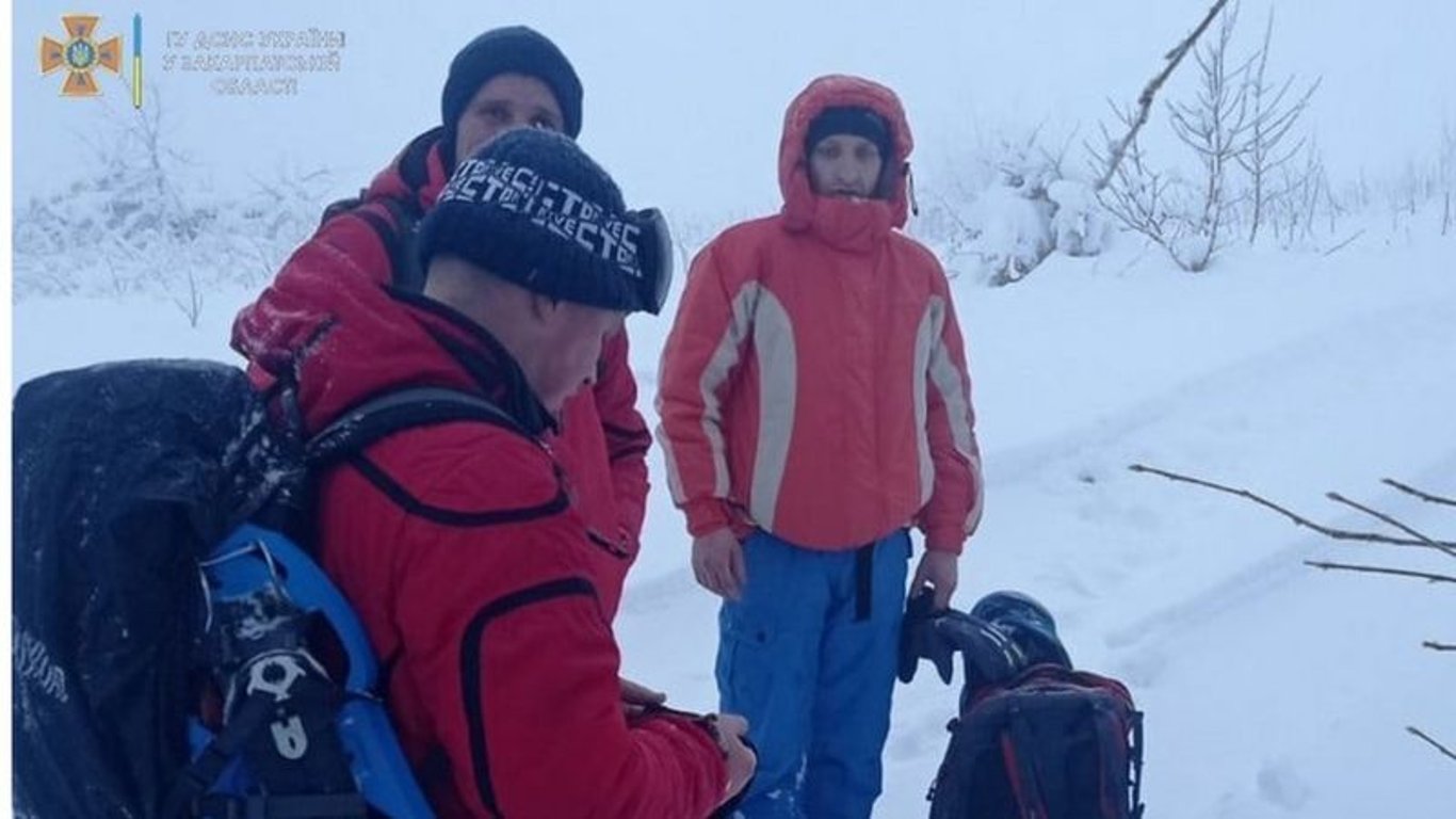 У Карпатах третю добу шукають чоловіка, який загубився під час катання на снігоходах