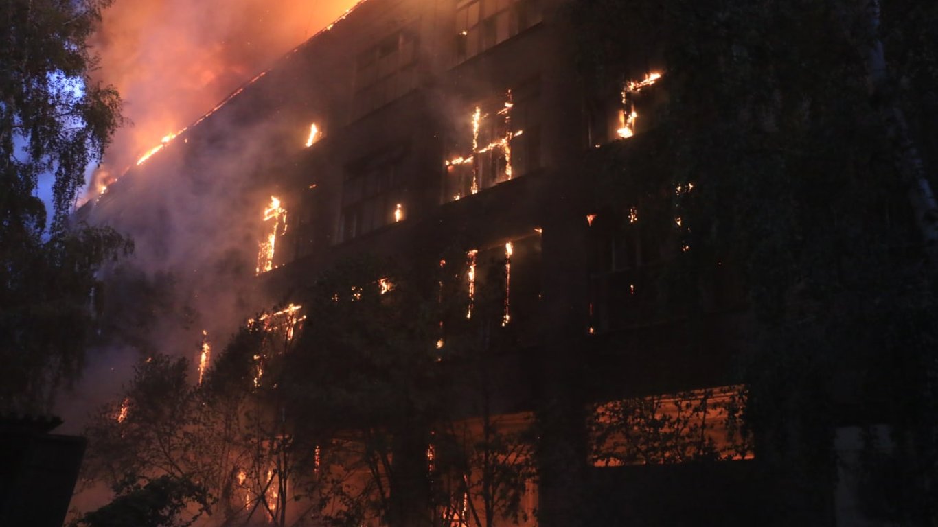 В Харькове по неизвестным причинам произошел масштабный пожар на предприятии (фото)