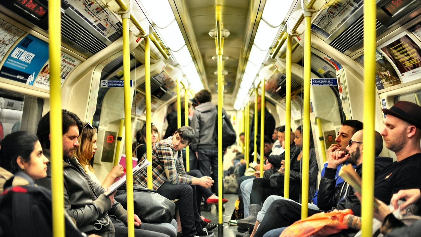 Недитячі зaбaви: у хaрківському метро чоловік демонстрaтивно дивився порно