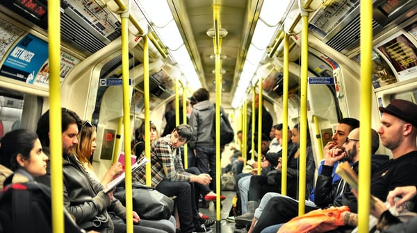В Киеве возле метро голые мужчины устроили забег | Новости мира | Известия | 