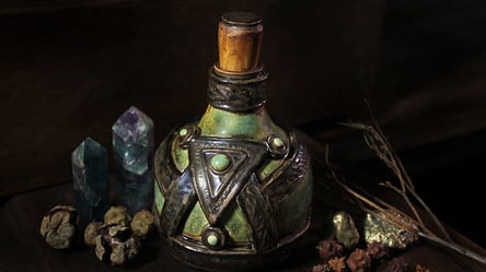 В британському коледжі знайшли пляшку 17 століття з зіллям проти відьом - 285x160