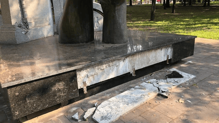 У Кривому Розі вандали пошкодили 2 пам'ятники героям. Фото - 285x160