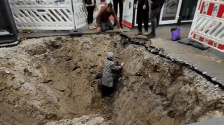 "Операция "Спасти бабушку": в Киеве пожилая женщина упала в яму, которую выкопали коммунальщики. Видео - 285x160