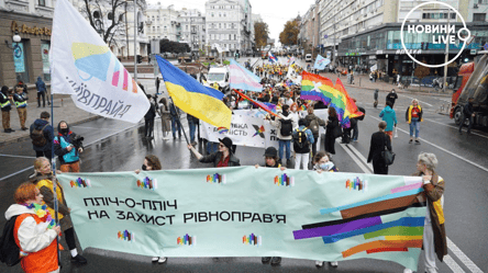 В Киеве на улицах проходит ЛГБТ-прайд. Яркие фото - 285x160