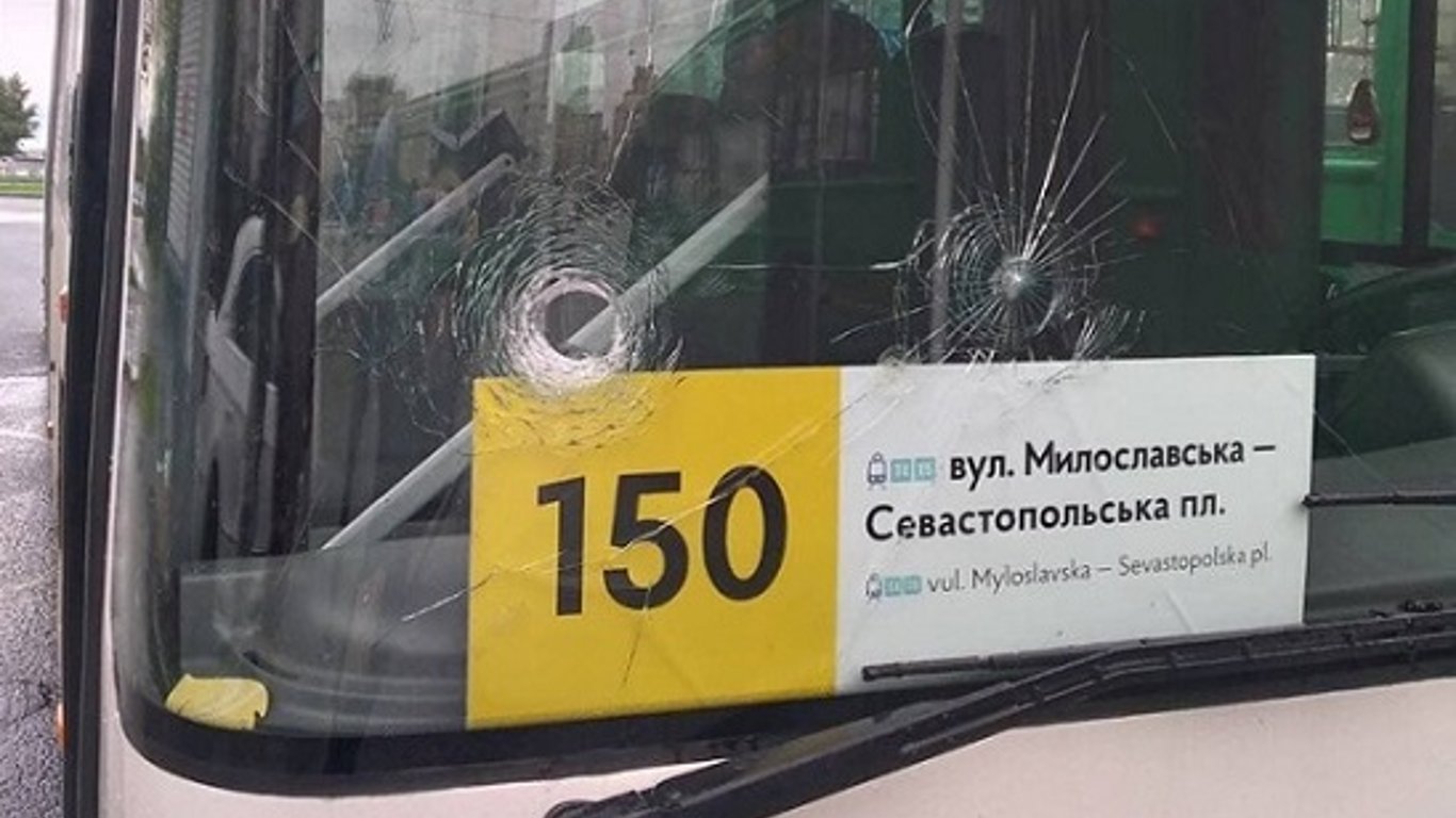 В Киеве неизвестные разбили окна у двух автобусах