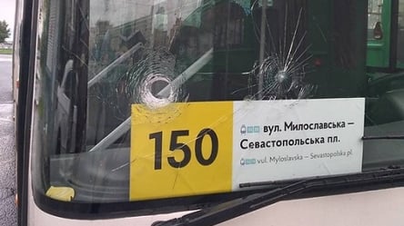 Молотком та камінням: у Києві невідомі побили вікна у двох маршрутках . Відео - 285x160