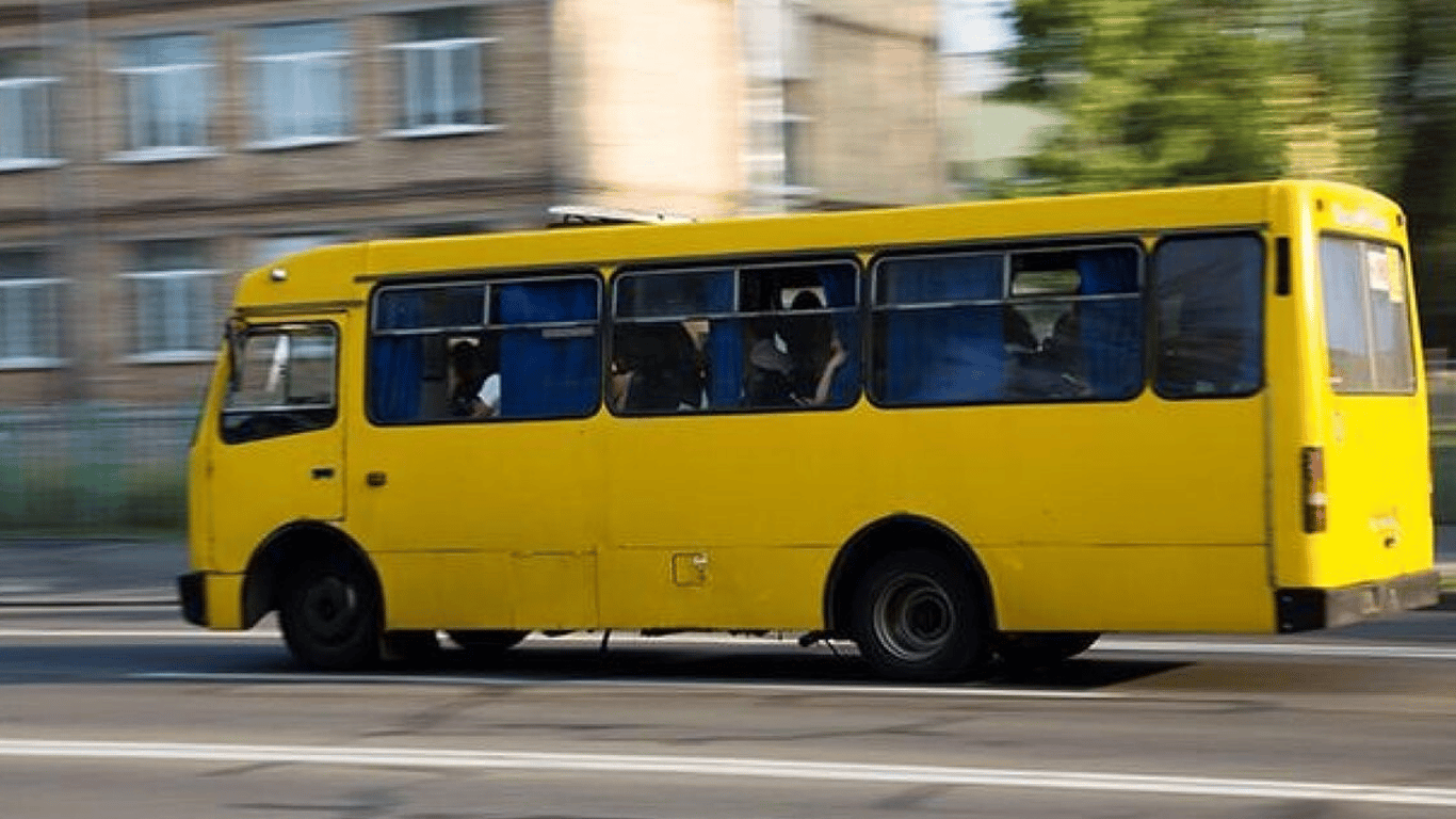 В Киеве у маршрутки во время движения отпало колесо - фото