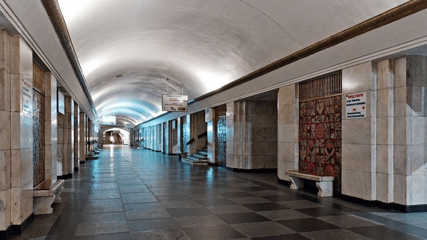 В Киеве в метро на станции Майдан Незалежности мужчина избил женщину