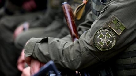 На вокзалі у Києві гучно зустріли поранених нацгвардійців. Відео - 285x160