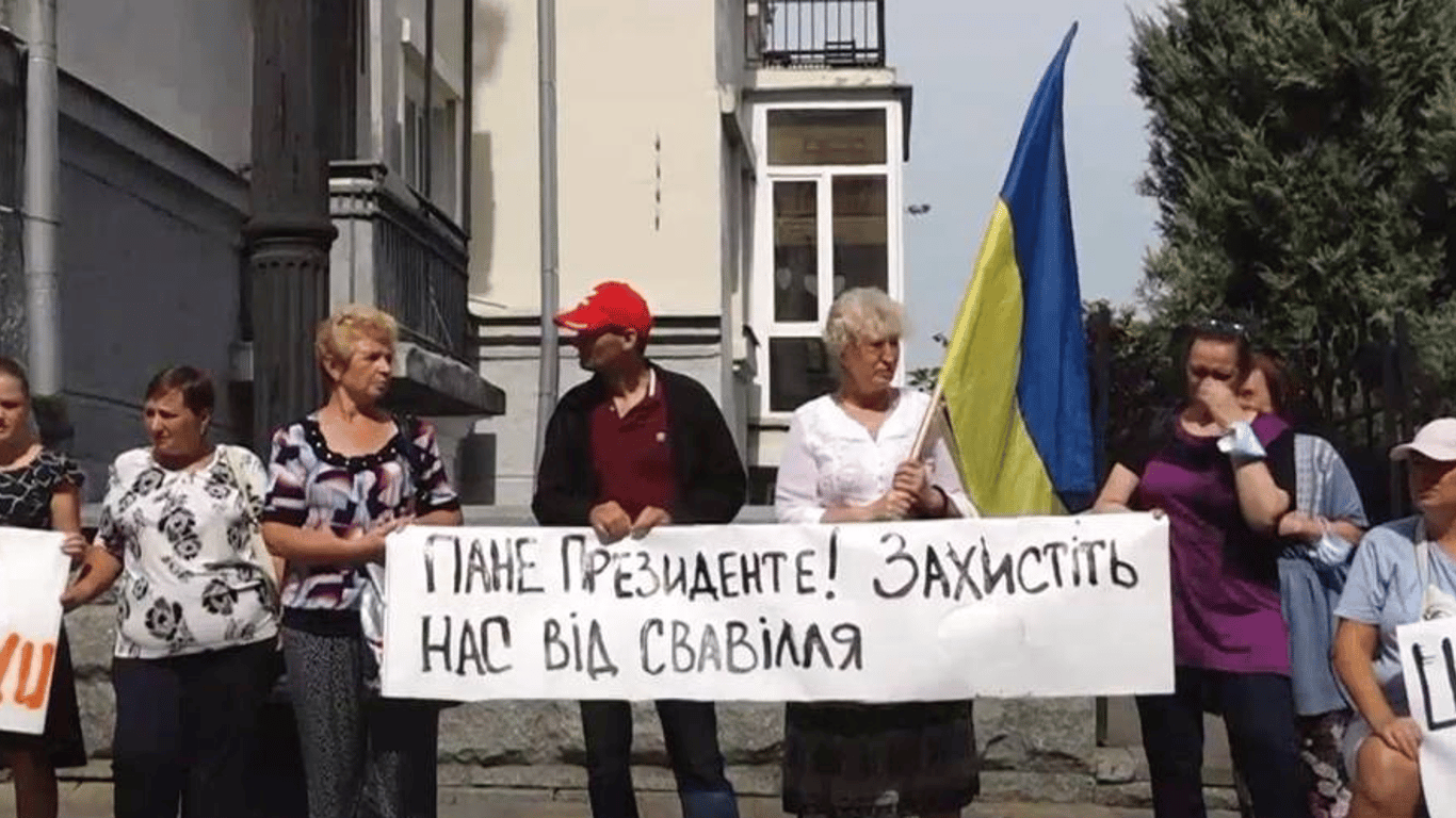 У Києві мешканців гуртожитку НАНУ примусово виселяють