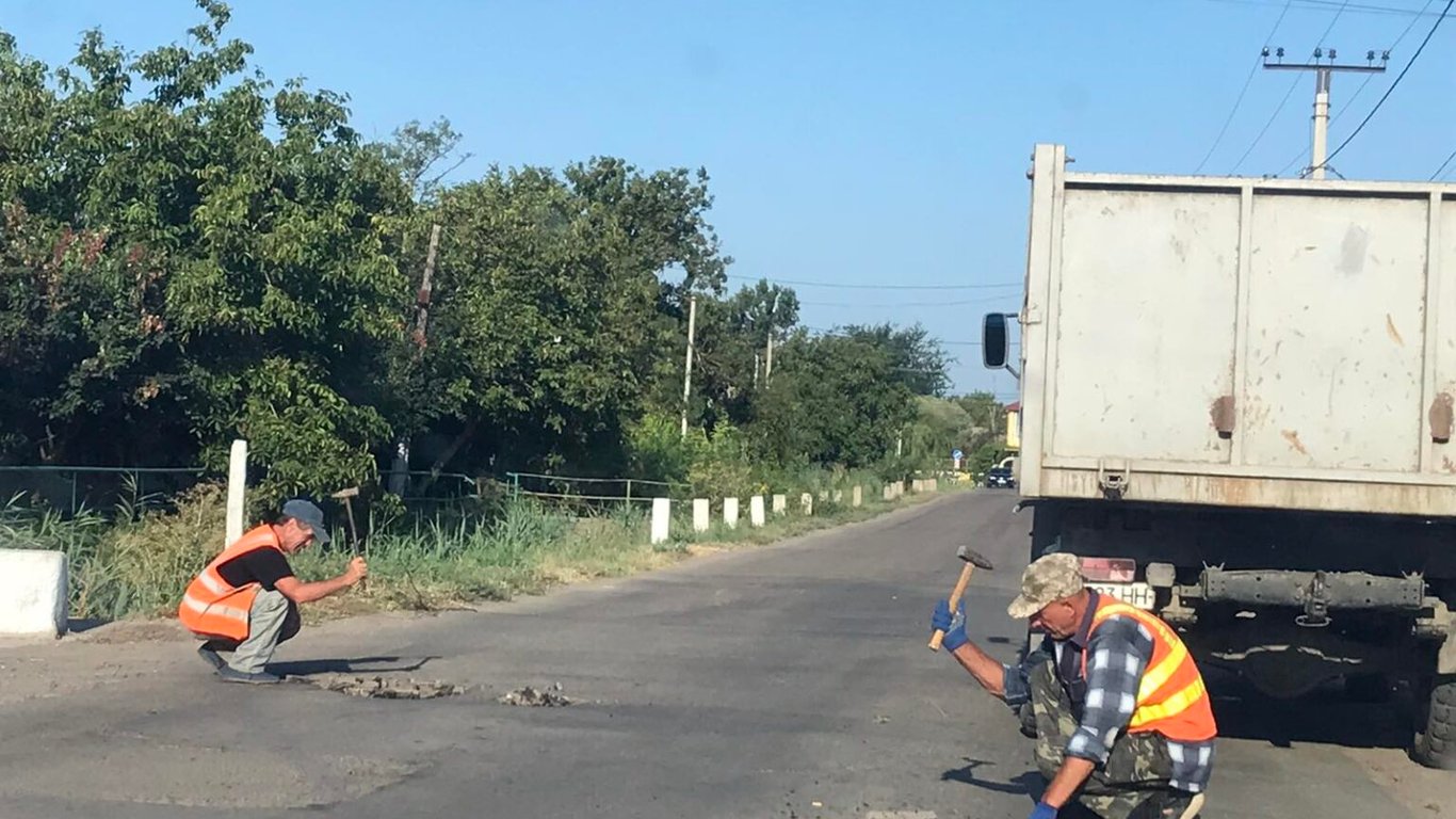 У Кілії комунальники засипають ями асфальтовою крихтою