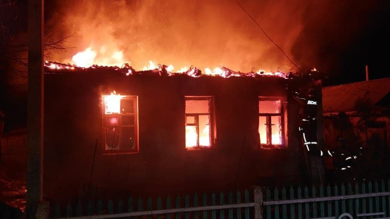 На Луганщине в результате обстрела загорелся жилой дом-фото