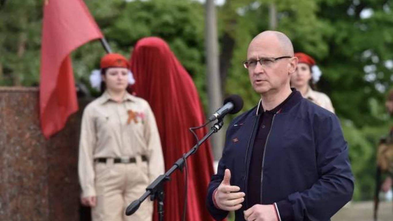 россия нанимает на охрану парада в Мариуполе российских офицеров