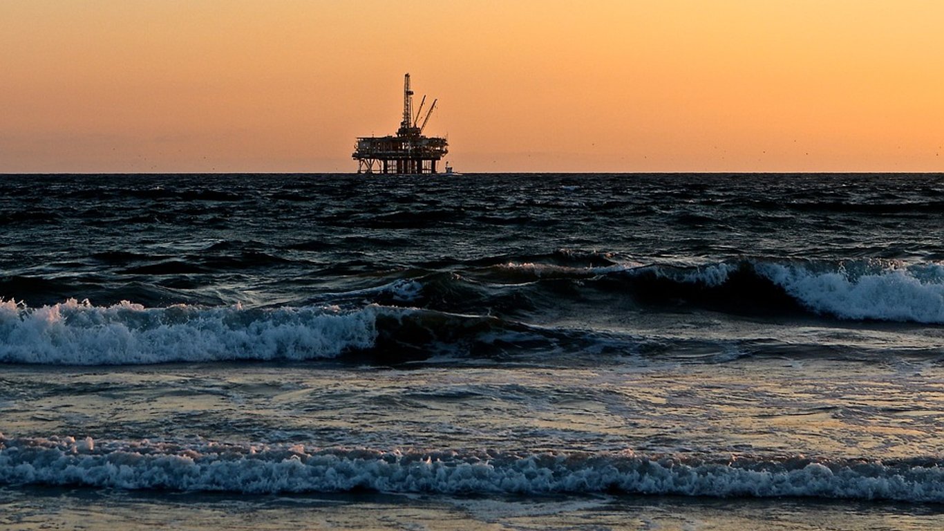 Посреди Мексиканского залива вспыхнула нефтяная платформа