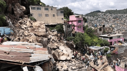 В Мексике скала обрушилась на жилые дома: по меньшей мере 1 человек погиб. Видео - 285x160