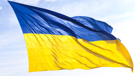У небі над Києвом підняли найбільший прапор в Україні. Відео, фото - 285x160