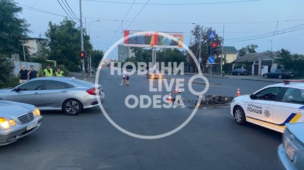 В Одессе 12-летний парень вместе с подругой на мопеде влетели в машину Honda. Видео - 285x160