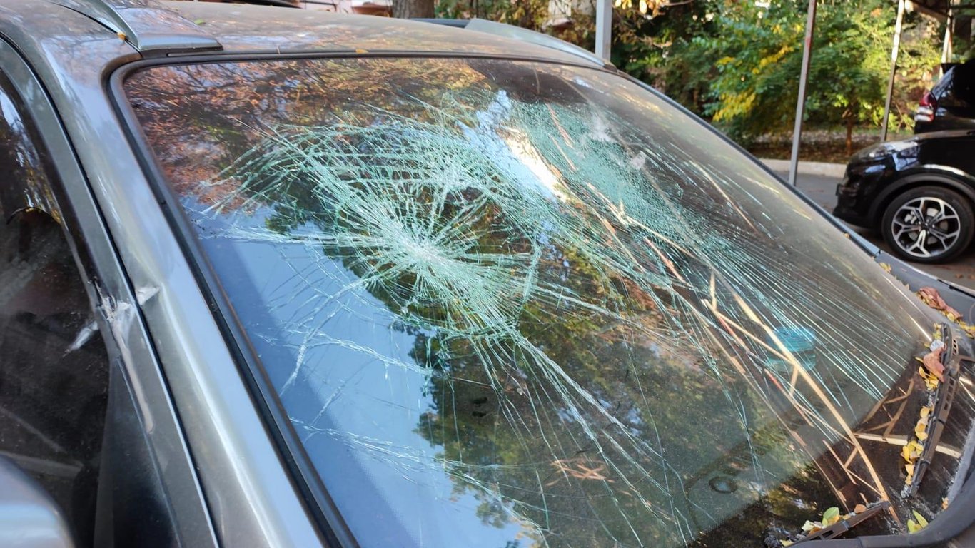 В Одессе 22-летний ранил полицейского и разгромил машину