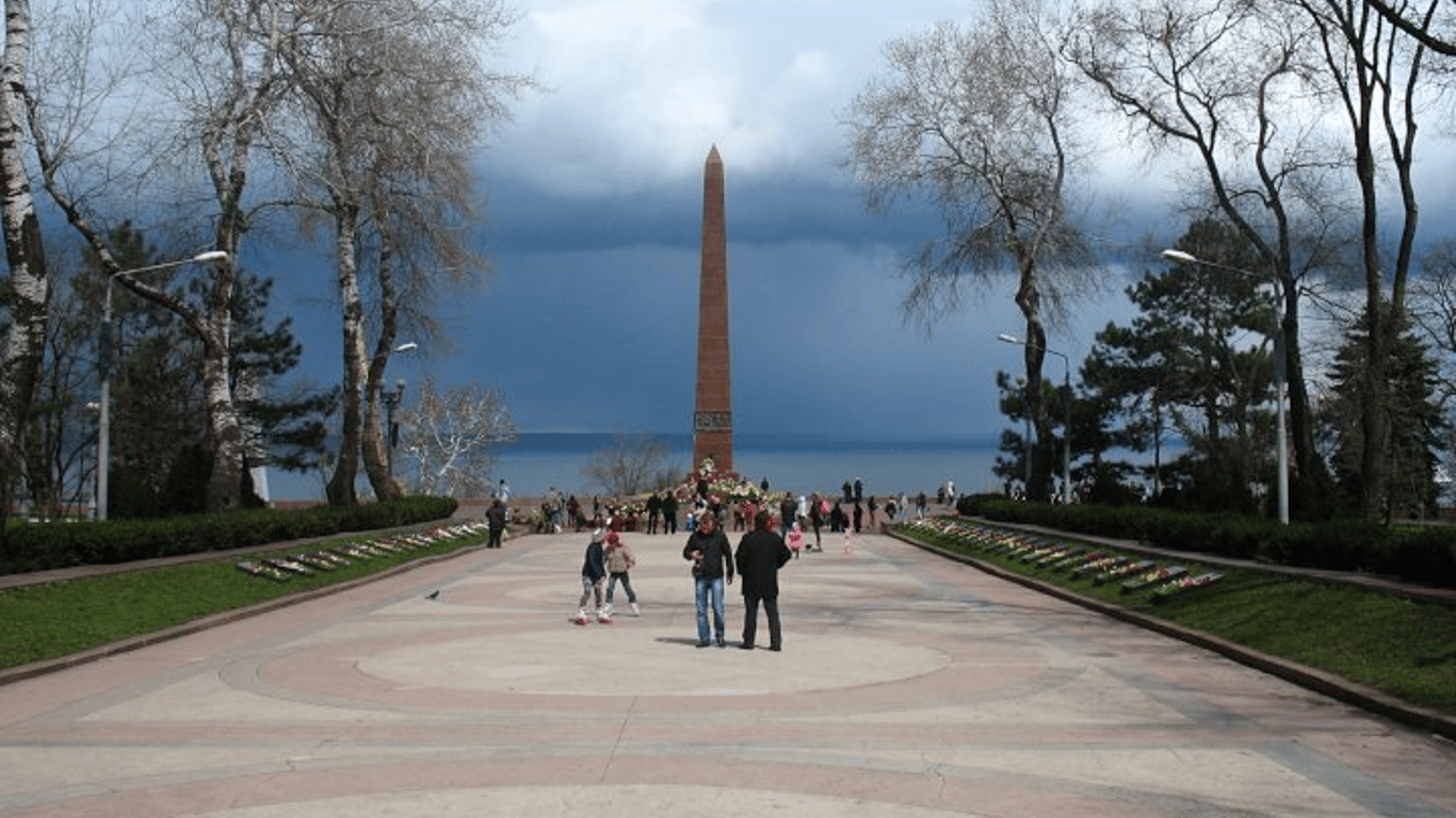 В Одесі авто ледь не врізалося задом в пам'ятник Невідомому матросу - відео