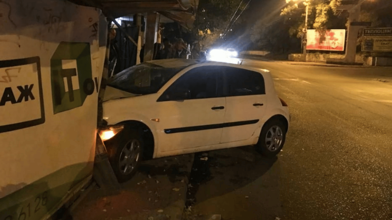 В Одессе авто протаранило забор - есть пострадавший