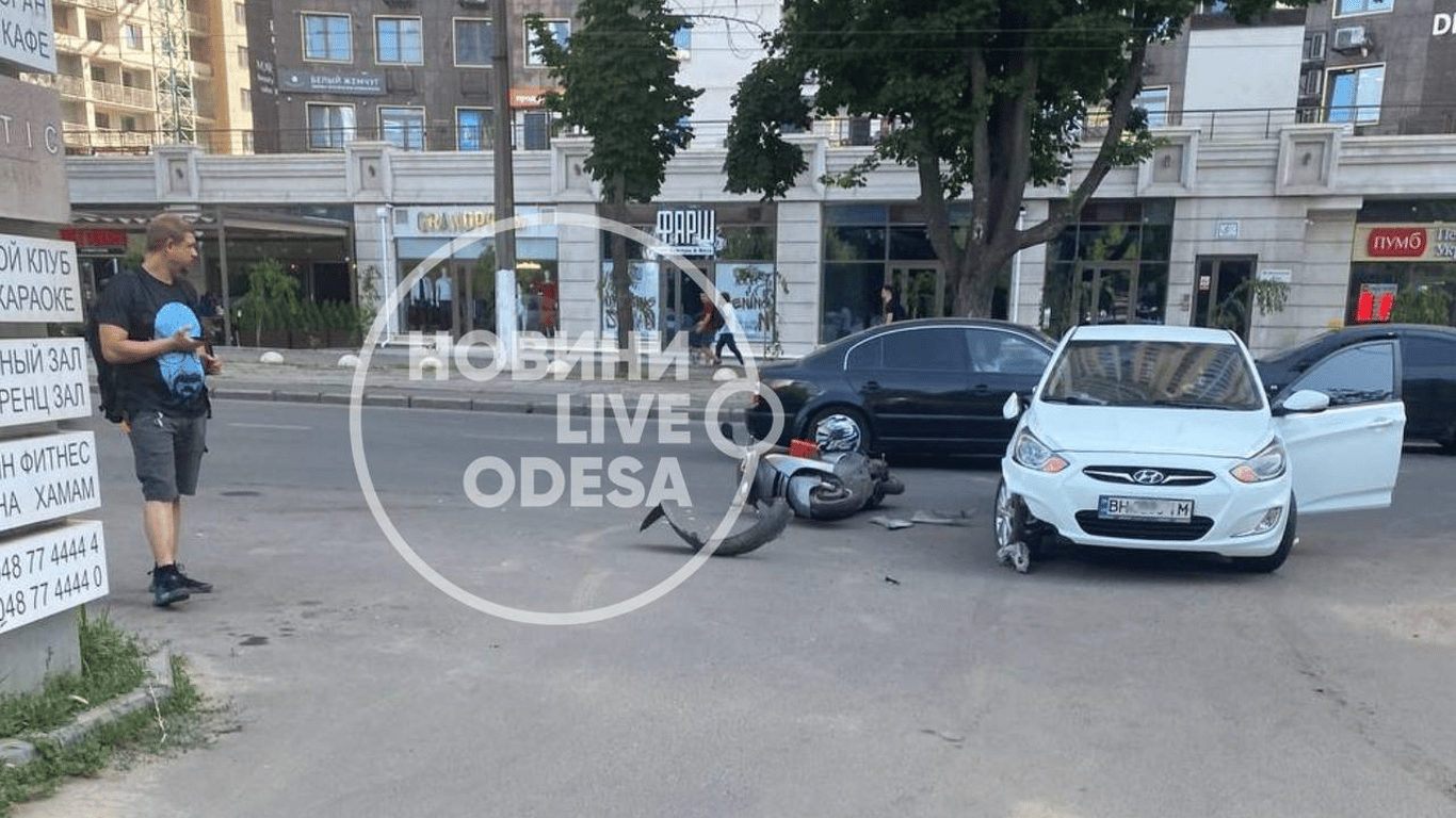 В Одесі авто збило мопедиста і перекрило полосу - ДТП в Аркадії