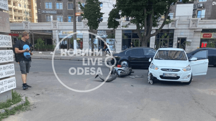 Перекрыли полосу в Аркадии: в Одессе авто сбило мопедиста. Фото - 285x160