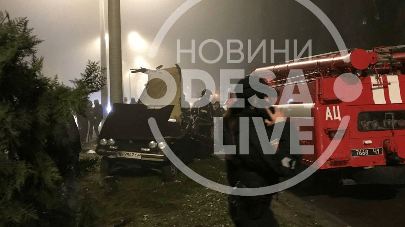 В Одессе авто влетело в столб и водитель погиб на месте - подробности
