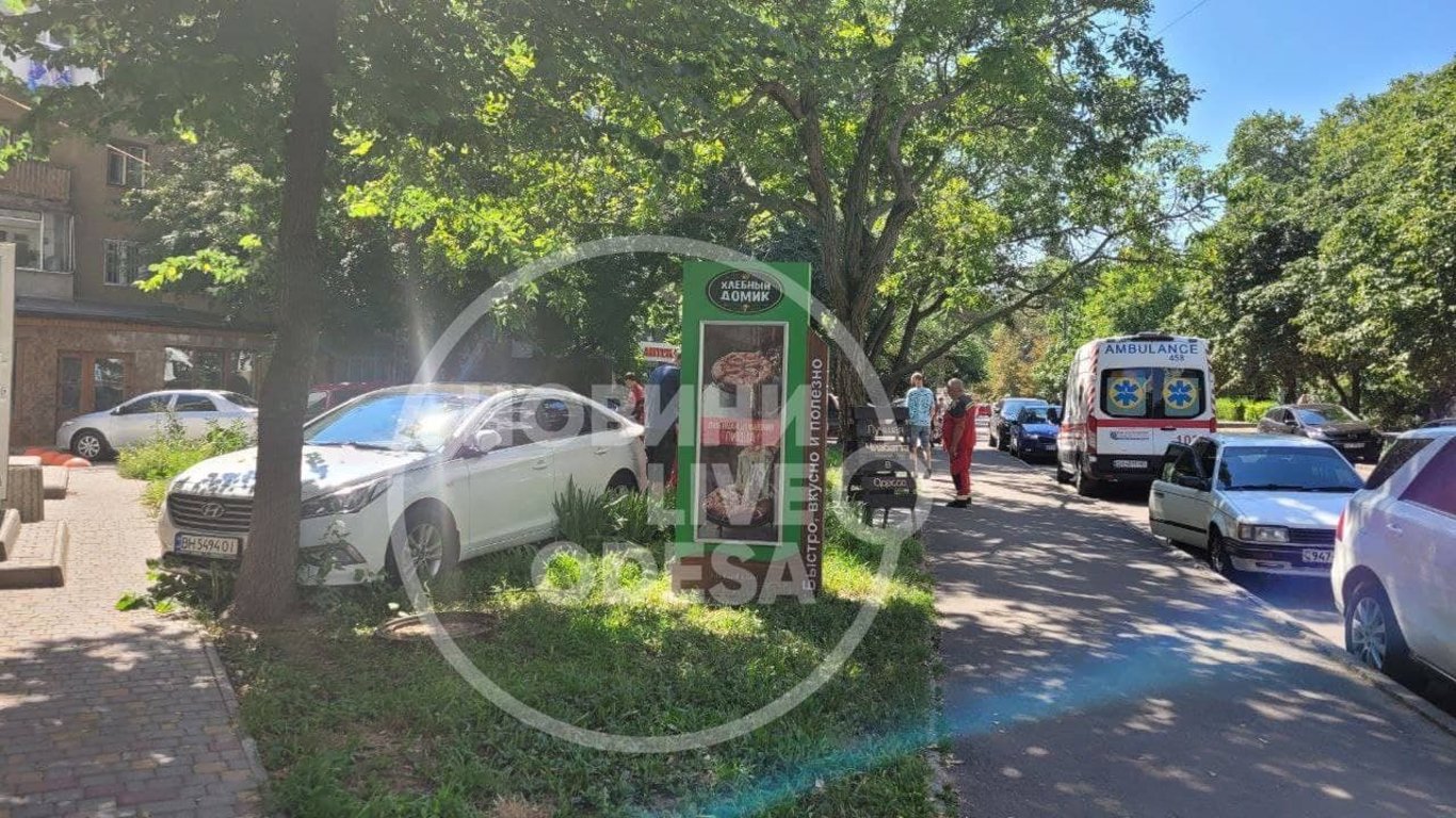 В Одессе машина такси на большой скорости влетела в дерево - у водителя пена изо рта и судороги