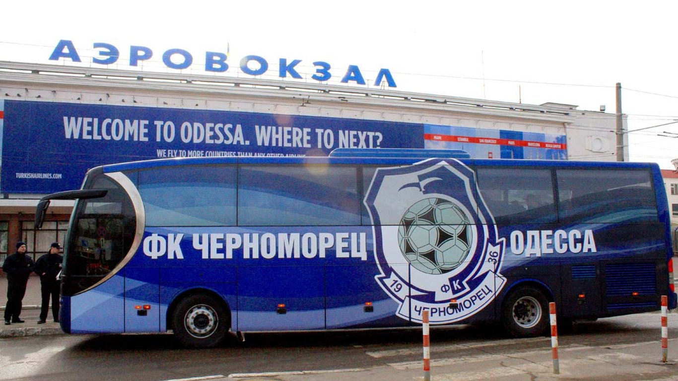 В Одессе фанаты ФК "Черноморец" забросали автобус команды дымовыми шашками