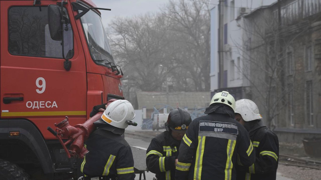В Одессе горел завод "Прессмаш" - фото, видео