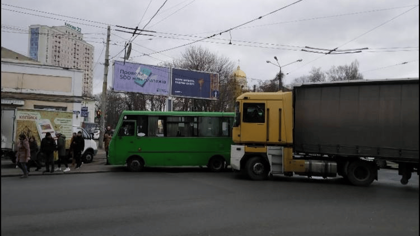 В Одессе грузовик влетел в маршрутку — фото