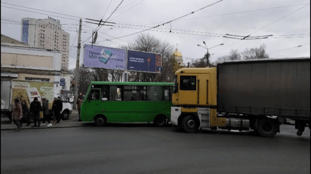 В Одесі вантажівка на перехресті протаранила маршрутку. Фото - 285x160